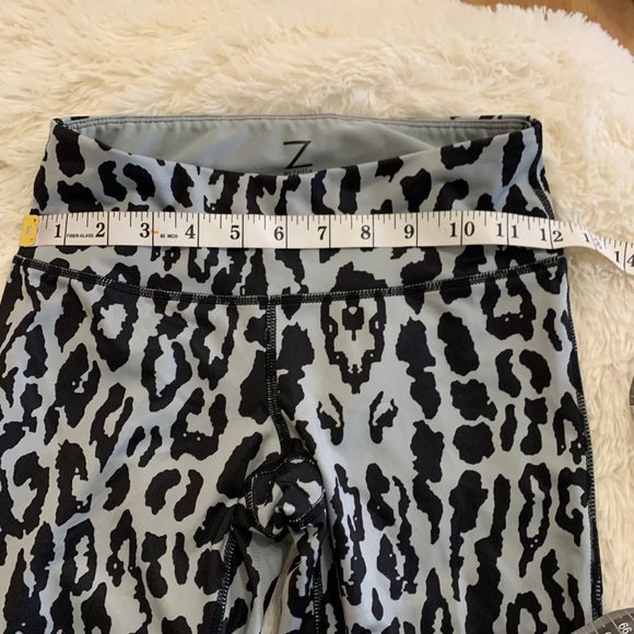SOLD❗️Z by Zella Grey Animal Print Active Leggings Capri Small - Picture 6 of 8